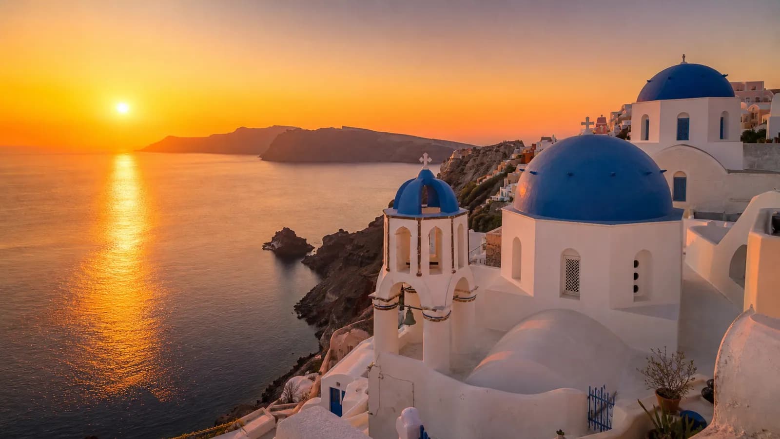 Santorini, travel guide hero image